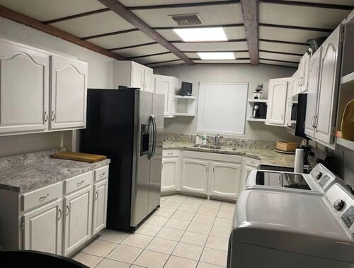 Vero Beach Home Getaway - sleeps 6 - walk to downtown, 7 min drive to  beaches