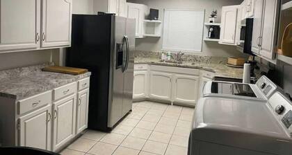 Vero Beach Home Getaway - sleeps 6 - walk to downtown, 7 min drive to beaches