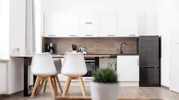 Cafetera o tetera, frigorífico, horno y placa de cocina