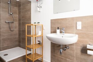 Dusche, Haartrockner, Handtücher, Seife