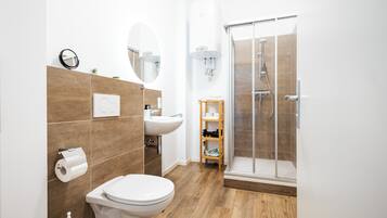 Dusche, Haartrockner, Handtücher, Seife