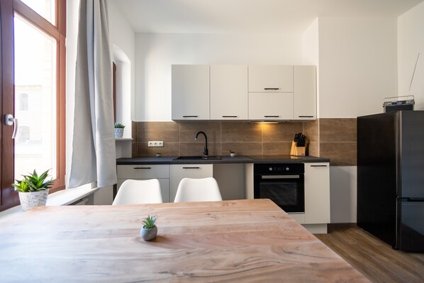 Kühlschrank, Ofen, Herdplatte, Geschirrspüler