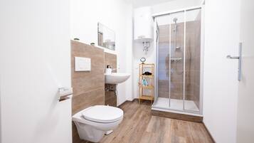 Ducha, artículos de higiene personal ecológicos y secador de pelo