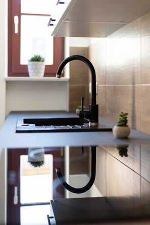 Fridge, microwave, oven, stovetop - ★Ko-Living IV at the new theater | middle of the old town | Wifi | Up to 4 ★ (Halle (Saale))