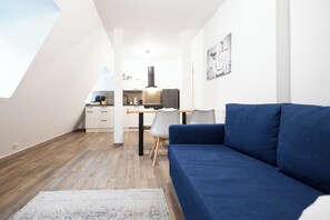 Een smart-tv en boeken