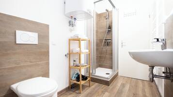 Ducha, artículos de higiene personal ecológicos y secador de pelo