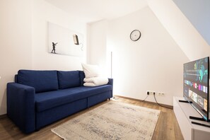 Een smart-tv en boeken