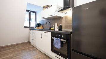 Fridge, oven, stovetop, dishwasher