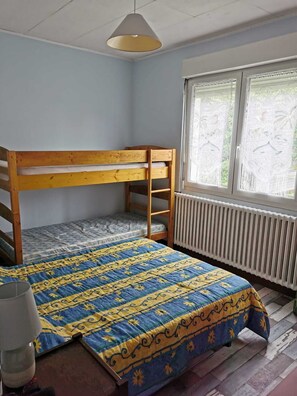 3 slaapkamers, reisbedje
