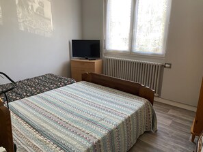 3 slaapkamers, reisbedje