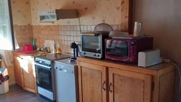 Frigorífico, microondas, horno y placa de cocina