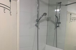 Buồng tắm vòi sen, máy sấy tóc, khăn tắm 