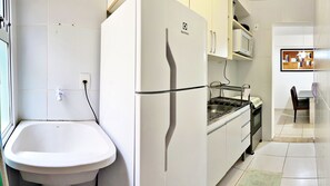 Geladeira, micro-ondas, cooktop, liquidificador