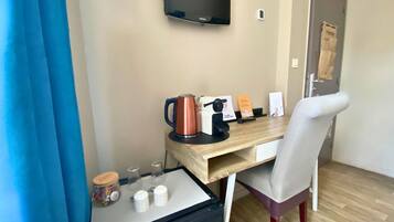 Quarto básico | Área de estar | TV, Netflix, serviços de streaming, escritórios