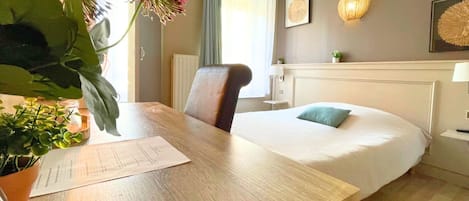 Eenvoudige kamer | Woonruimte | Een televisie, Netflix, streamingdiensten en een kantoor