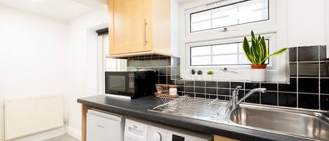 Frigorífic, microones, forn i utensilis de cuina, vaixella i coberteria