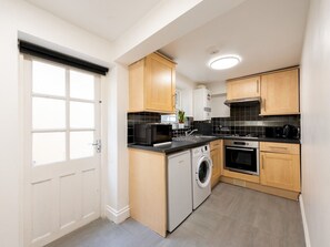 Frigorífico, microondas, horno y utensilios de cocina