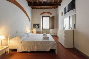 Comfort Apartment | 2 bedrooms, premium bedding, down comforters, individually decorated - Borgo Art Apartment by Mmega (Florence)
