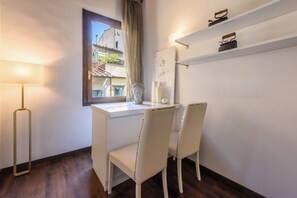 Comfort appartement | Privékeuken | Een minikoelkast, een oven, een kookplaat, een vaatwasser
