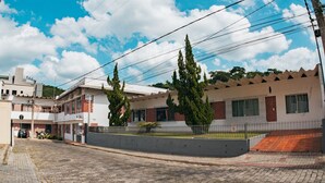 Vista de la calle con edificios, una carretera pavimentada y cielo despejado.