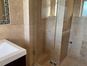 Dusche, Haartrockner, Handtücher, Shampoo