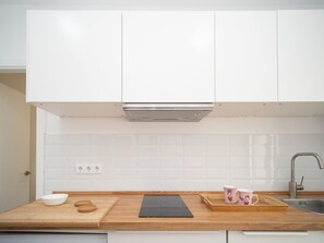 Jääkaappi, mikroaaltouuni, astianpesukone, kahvin-/teenkeitin