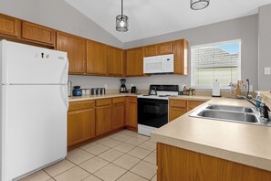 Réfrigérateur, four à micro-ondes, un four, surface de cuisson