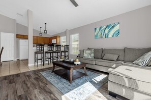 Smart TV - Hot Deal! Lakefront Pool Home 15 Min from Disney – Save on 7-Night Stays! (Davenport)