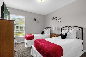 4 bedrooms, desk, iron/ironing board, travel crib - 15 Min - Disney l Lakefront Pool l 2 Masters (Davenport)