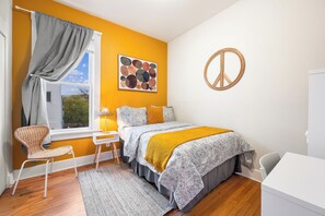 2 Schlafzimmer, Schreibtisch, Bügeleisen/Bügelbrett, Reisekinderbett