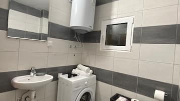 Serviettes fournies, savon, papier toilette