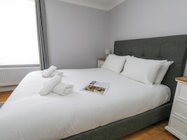 2 quartos, individualmente decorados, individualmente mobiliados