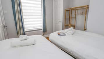 2 kamar tidur dan didekorasi berbeda-beda
