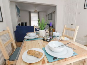 Dining - Day Cottage (Weymouth)