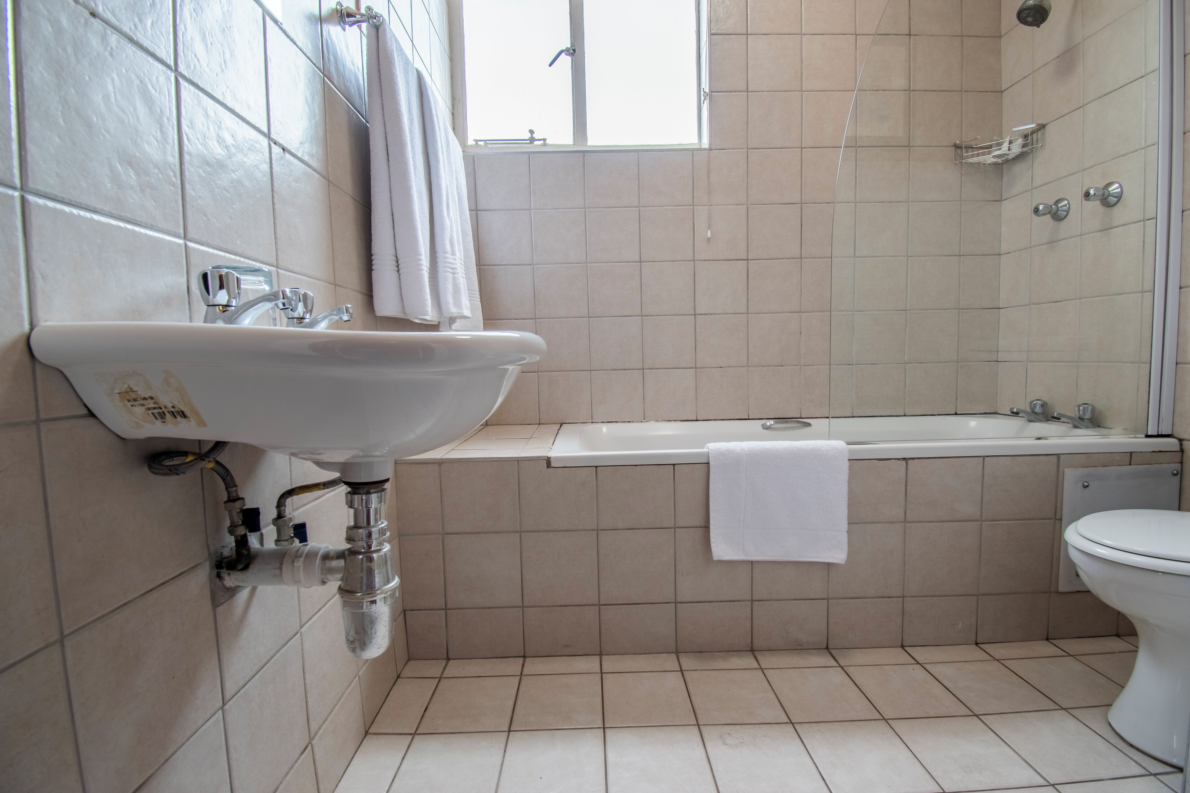 Un baño con lavabo, bañera y retrete.