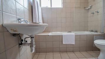Un baño con lavabo, bañera y retrete.