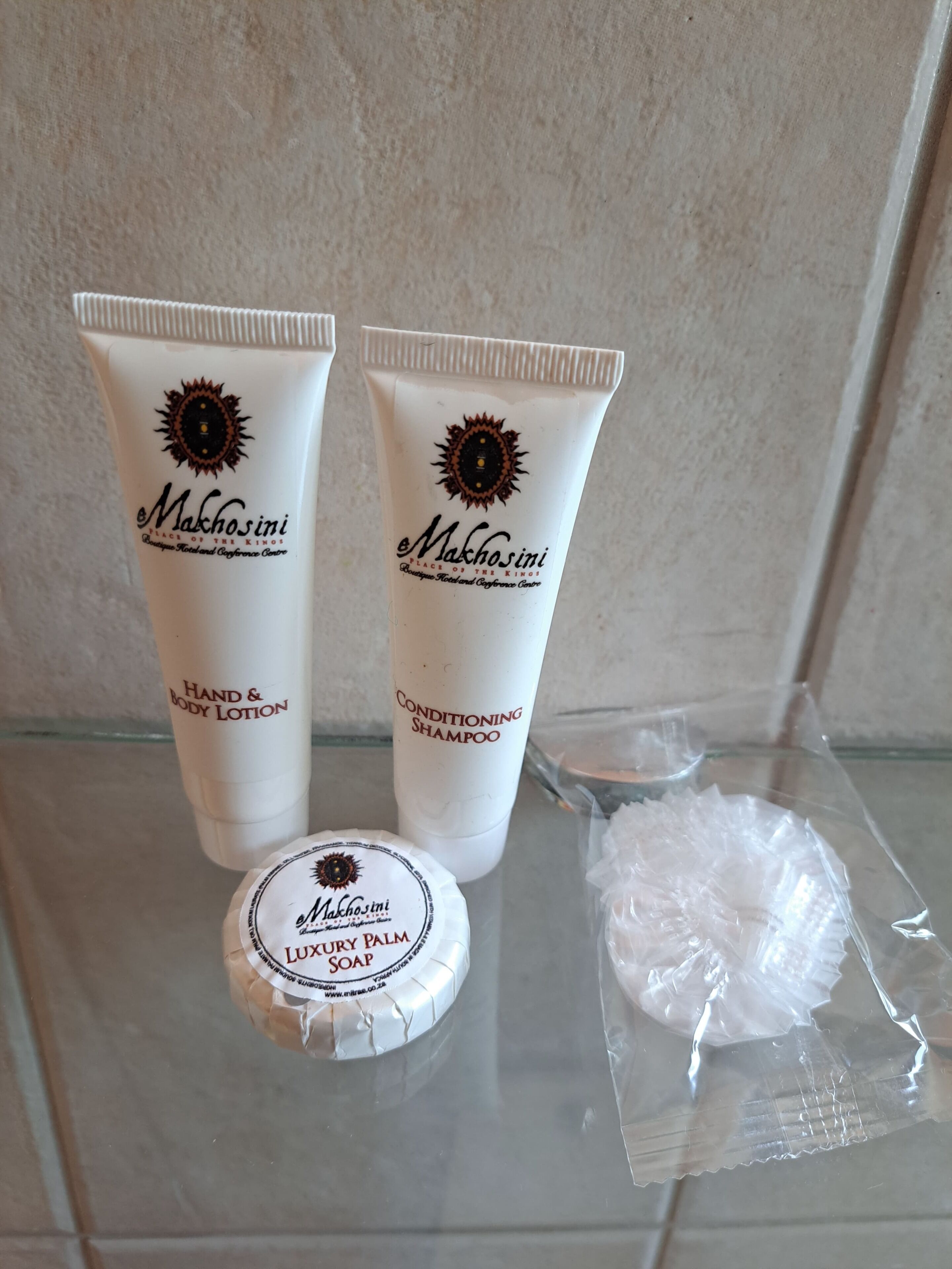 Um conjunto de produtos de cuidados com a pele de luxo, incluindo loção para as mãos e corpo, shampoo condicionante e sabonete de palma requintado.