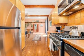 冷蔵庫、電子レンジ、オーブン、コンロ