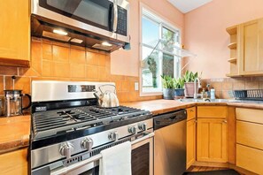 冷蔵庫、電子レンジ、オーブン、コンロ