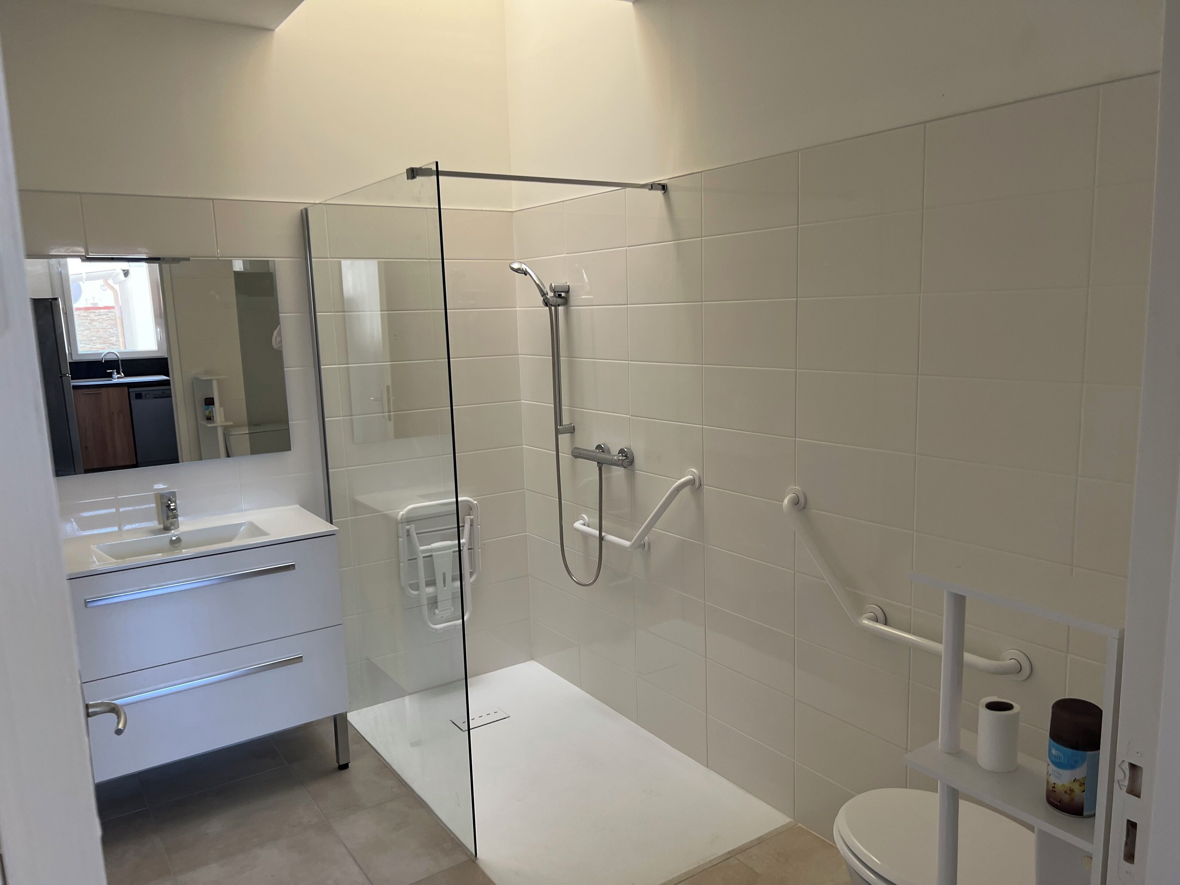 Douche, sèche-cheveux, papier toilette