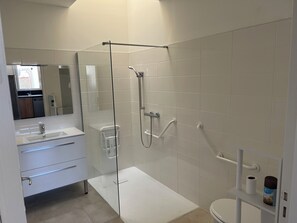 Dusche, Haartrockner, Toilettenpapier