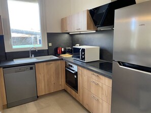 Een koelkast, een microgolfoven, een oven, een kookplaat