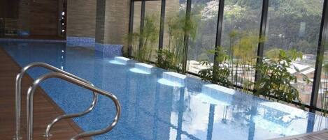 Inomhuspool och uppvärmd pool