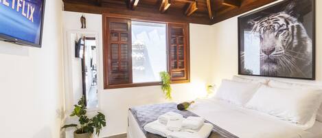 1 habitación, caja de seguridad en la habitación y escritorio