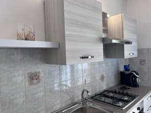 Kylskåp, ugn, spishäll och diskmaskin