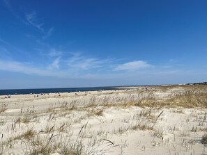 In Strandnähe, Liegestühle, Strandtücher