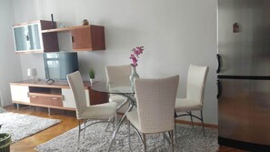 Departamento, 1 cama Queen size y sofá cama | Restaurantes