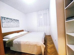 Apartment, 1 Queen Bed with Sofa bed | 1 bedroom, iron/ironing board, free WiFi, bed sheets - Immaculate Apartment in Center City With Parking (Split)