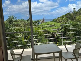 Escritorio, espacio para trabajar con laptop y wifi gratis 