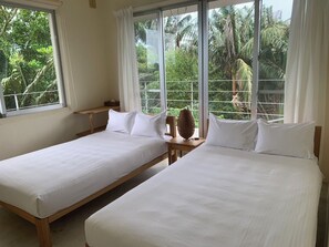 办公桌、笔记本电脑工作区、免费 WiFi、床单